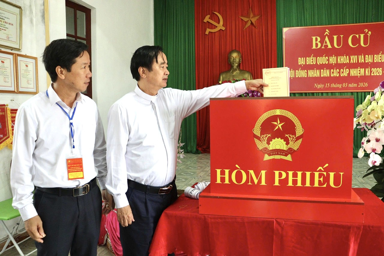 Linh mục quản hạt Liễu Đề giáo sứ Đại Đê Vinh Sơn Lại Văn Quynh tại Nghĩa Sơn và Chủ tịch mặt trận xã Nghĩa Sơn ông Nguyễn Văn Dân. Linh mục quản hạt Liễu Đề giáo sứ Đại Đê Vinh Sơn Lại Văn Quynh tại Nghĩa Sơn và Chủ tịch mặt trận xã Nghĩa Sơn ông Nguyễn Văn Dân.