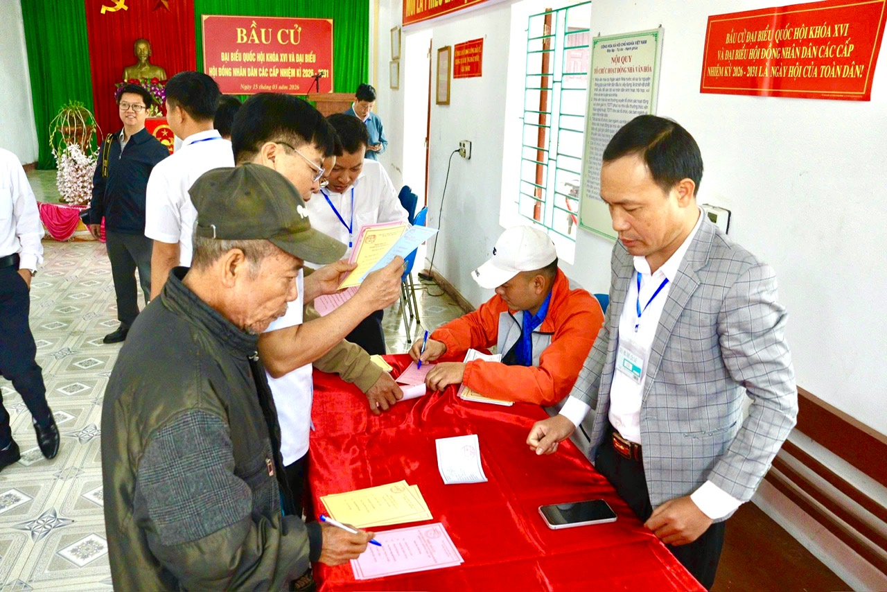 Lực lượng tổ bầu cử, đoàn viên thanh niên và các tổ chức đoàn thể đã có mặt từ rất sớm để hướng dẫn, hỗ trợ cử tri. Lực lượng tổ bầu cử, đoàn viên thanh niên và các tổ chức đoàn thể đã có mặt từ rất sớm để hướng dẫn, hỗ trợ cử tri.