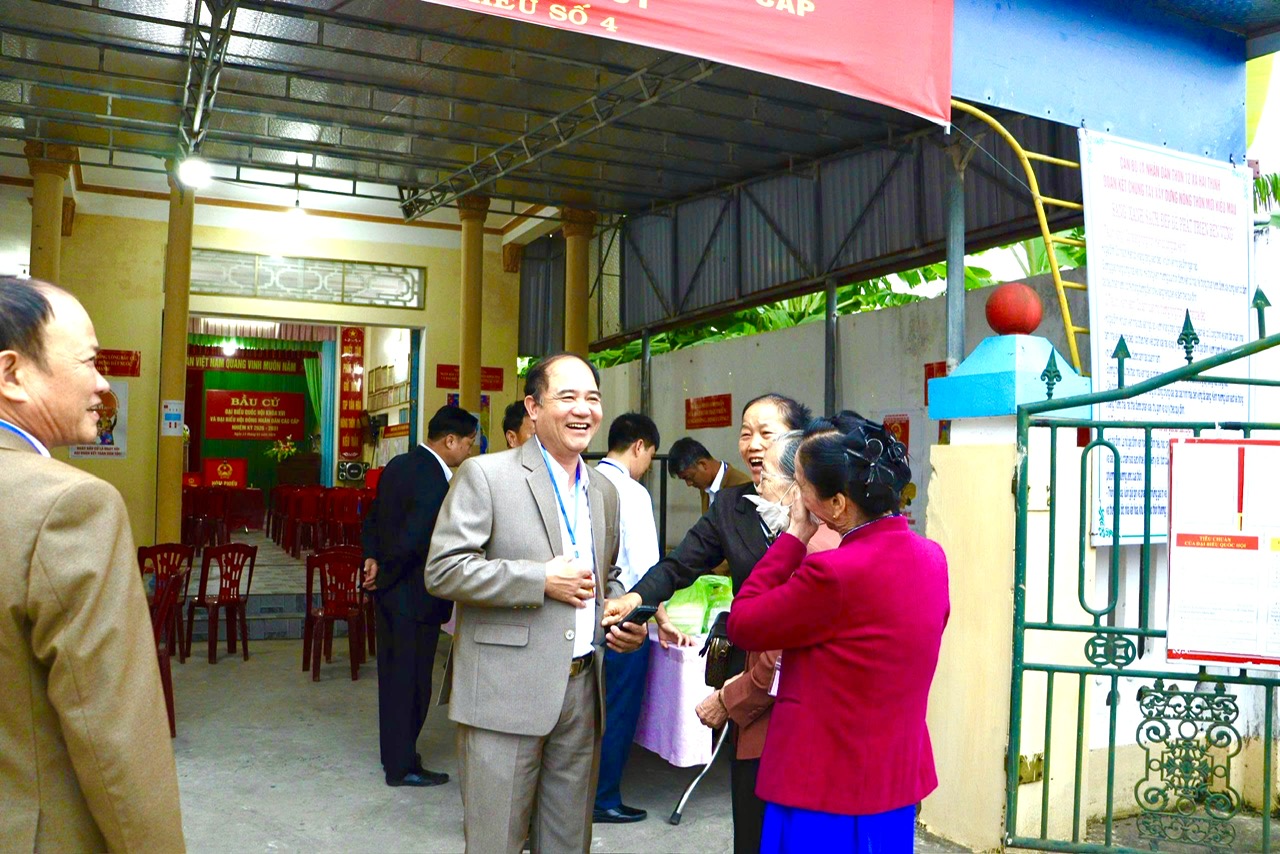 Không khí tại điểm bỏ phiếu các tổ ở các xã từ sáng sớm đã rất nhộn nhịp. Không khí tại điểm bỏ phiếu các tổ ở các xã từ sáng sớm đã rất nhộn nhịp.