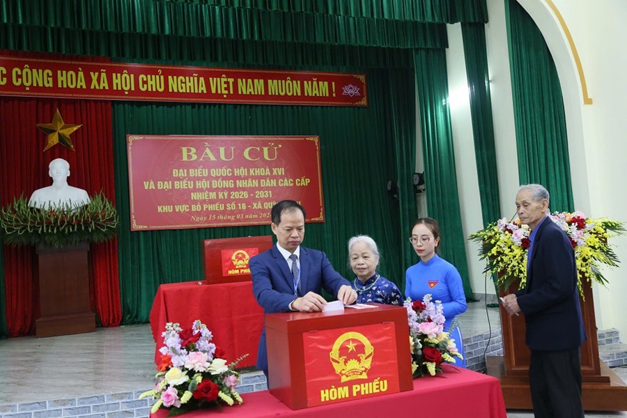 Các cử tri gia bỏ phiếu tại Khu vực bầu cử số 16. Các cử tri gia bỏ phiếu tại Khu vực bầu cử số 16.