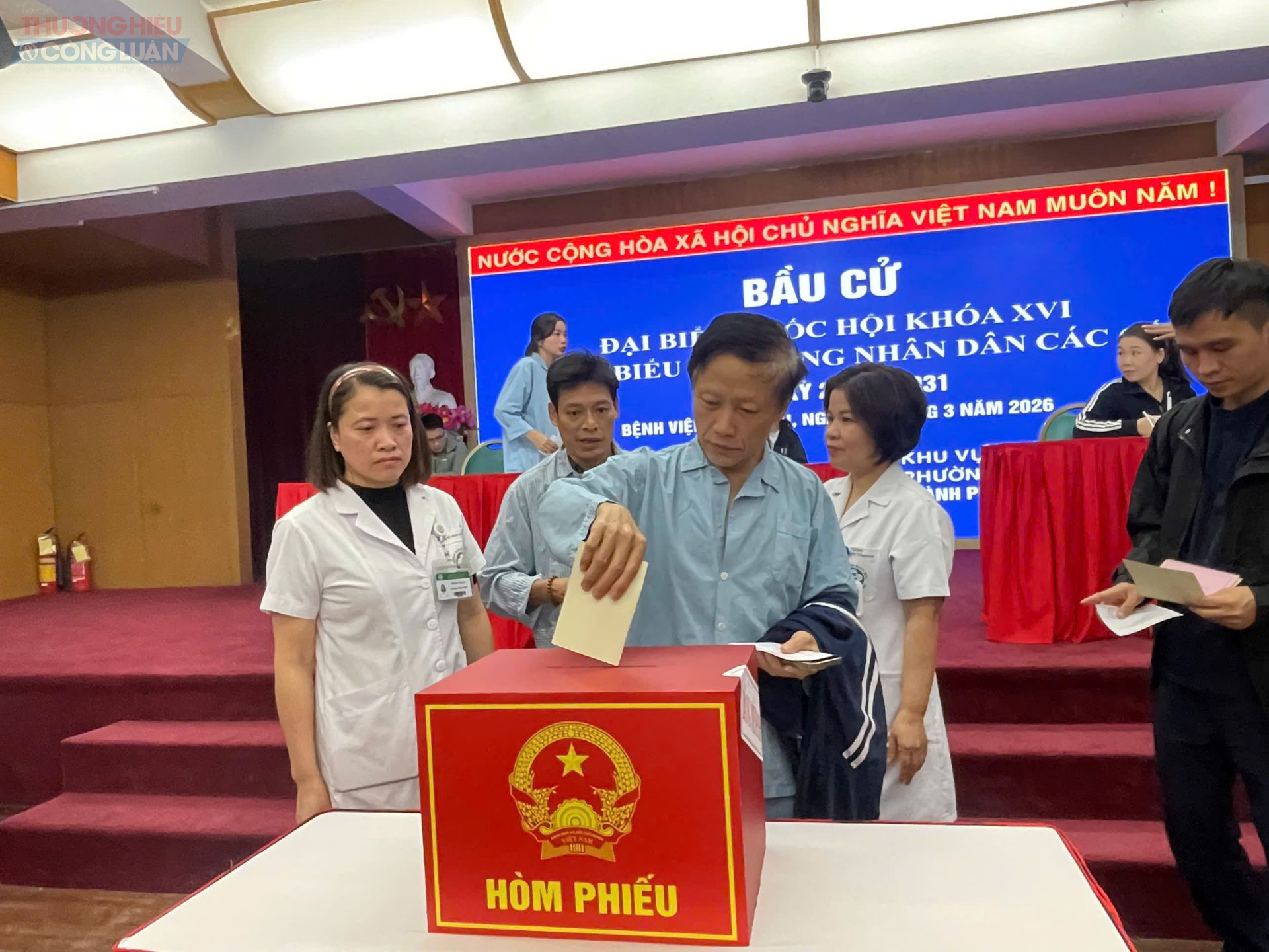 Bệnh nhân điều trị tại Bệnh viện Bạch Mai tham gia bỏ phiếu tại điểm bầu cử được bố trí trong hội trường bệnh viện sáng 15/3. Bệnh nhân điều trị tại Bệnh viện Bạch Mai tham gia bỏ phiếu tại điểm bầu cử được bố trí trong hội trường bệnh viện sáng 15/3.