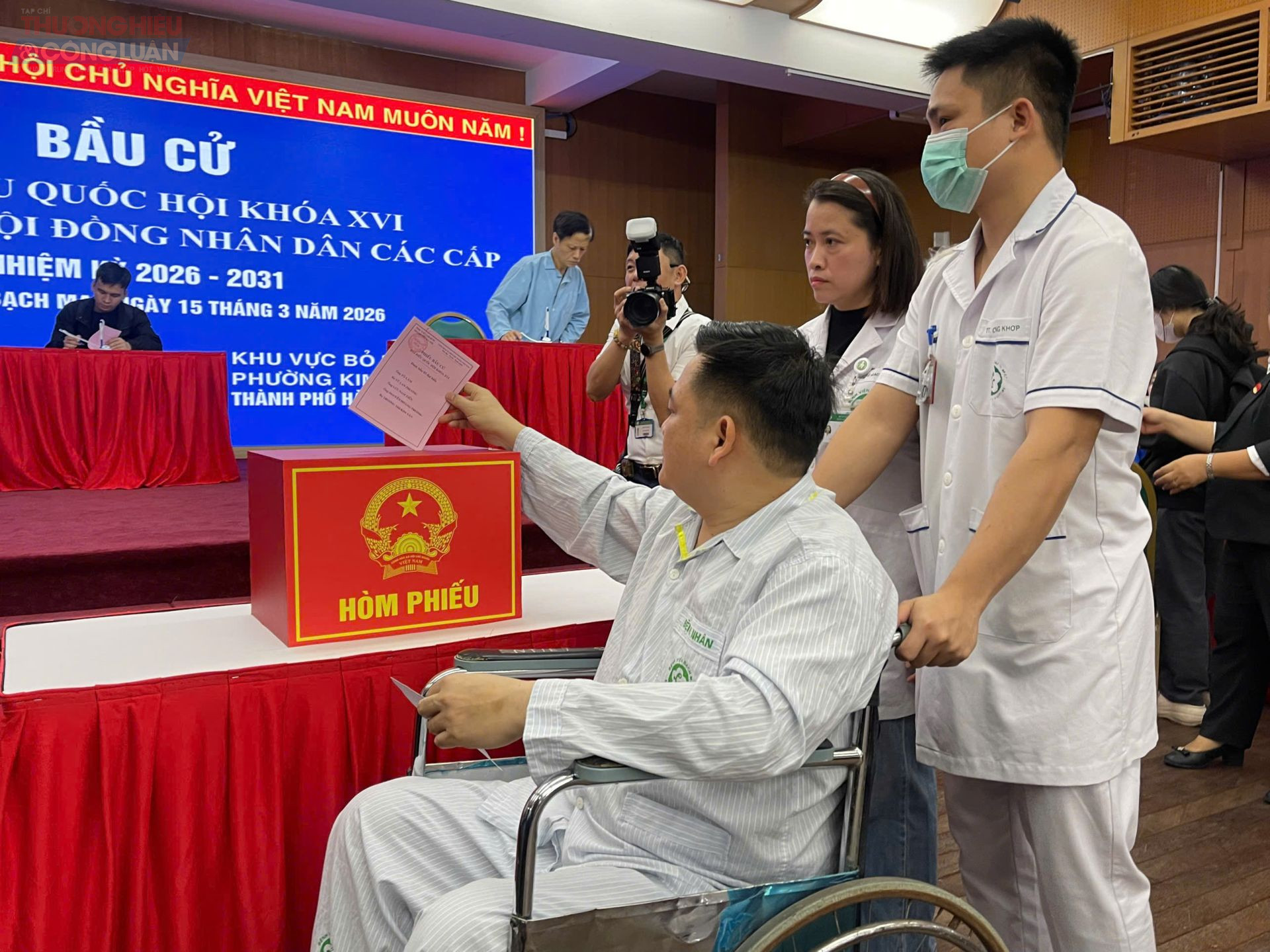 Nhân viên y tế hỗ trợ bệnh nhân di chuyển bằng xe lăn đến tham gia bỏ phiếu tại điểm bầu cử đặt tại Bệnh viện Bạch Mai. Nhân viên y tế hỗ trợ bệnh nhân di chuyển bằng xe lăn đến tham gia bỏ phiếu tại điểm bầu cử đặt tại Bệnh viện Bạch Mai.