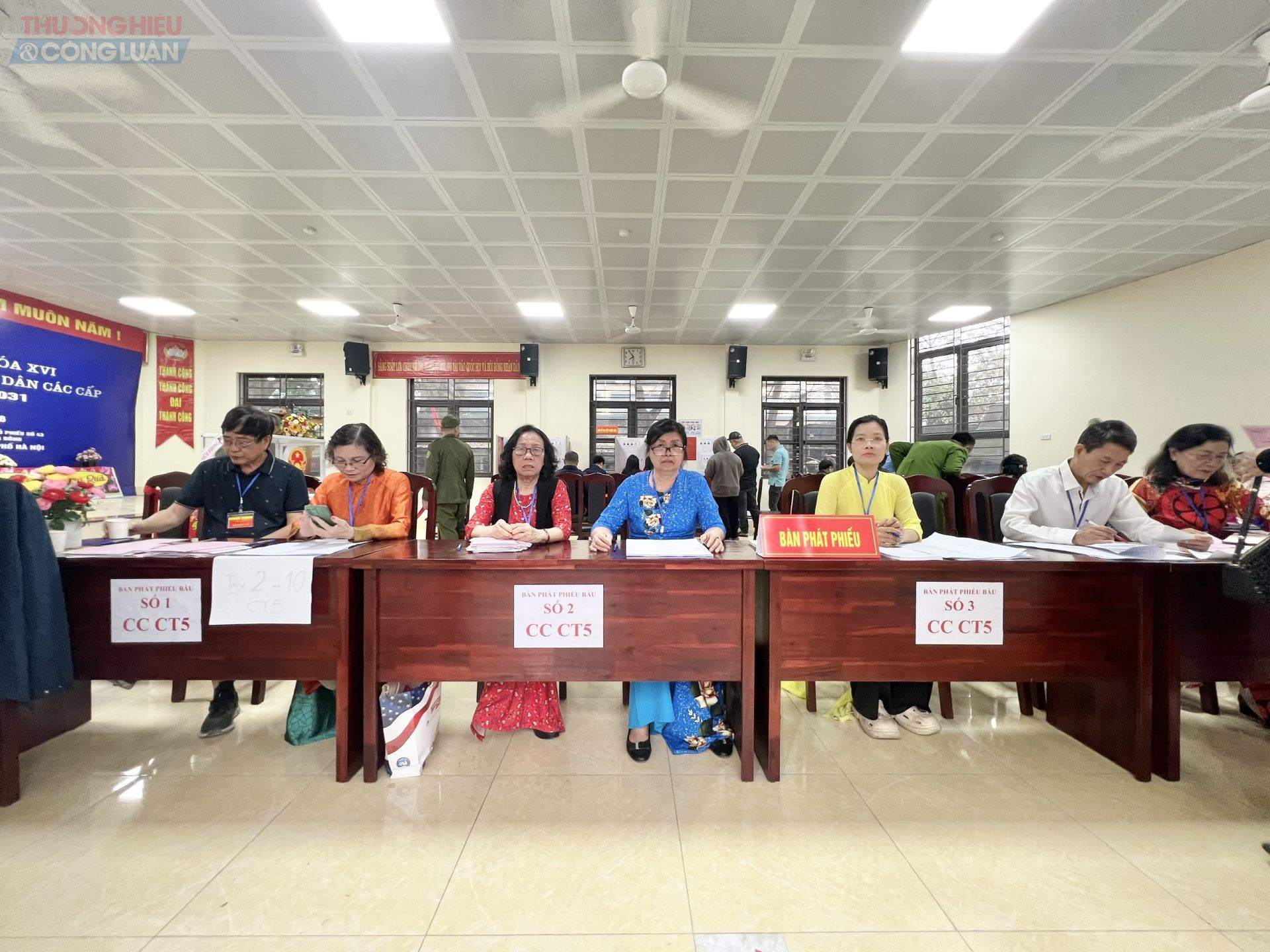 Bàn phát phiếu bầu cho các cử trí các tổ dân phố tại khu vực bầu cử. Bàn phát phiếu bầu cho các cử trí các tổ dân phố tại khu vực bầu cử.