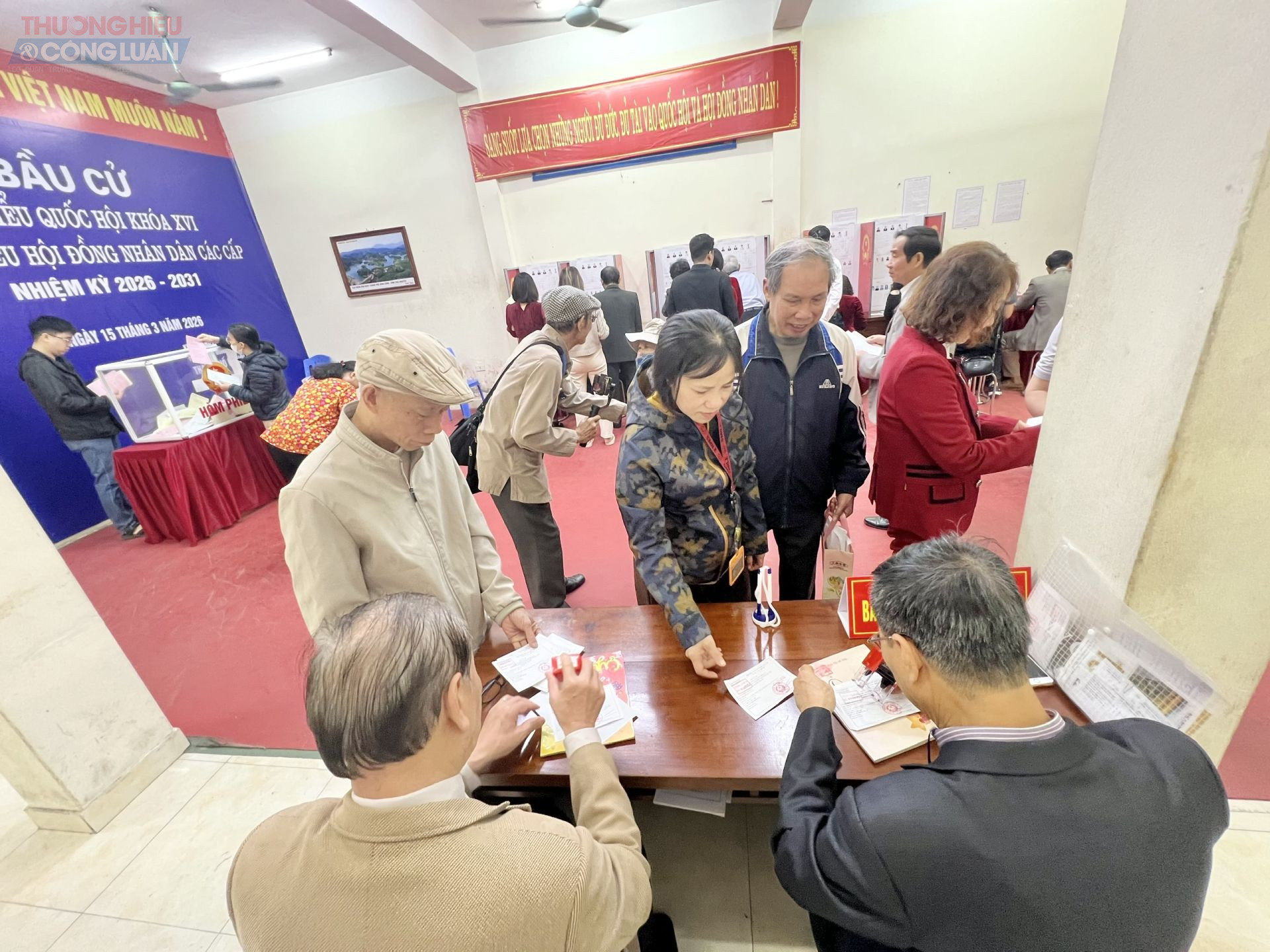 Nhiều người dân tham dự bỏ phiếu từ rất sớm. Nhiều người dân tham dự bỏ phiếu từ rất sớm.