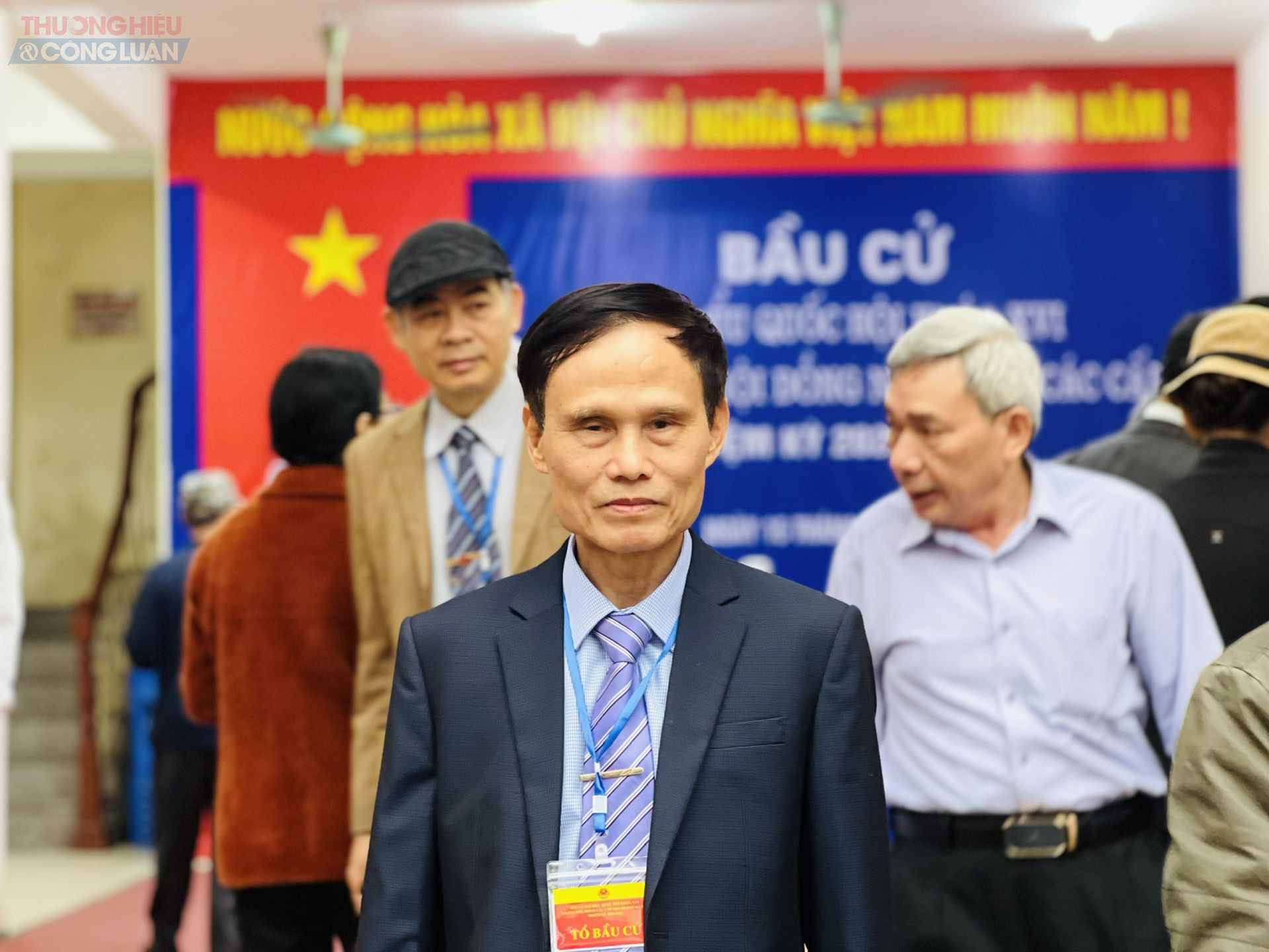 ông Vũ Văn Thư, Bí thư chi bộ tổ dân phố 7 Văn Quán, Tổ trưởng tổ bầu cử khu vực số 16 ông Vũ Văn Thư, Bí thư chi bộ tổ dân phố 7 Văn Quán, Tổ trưởng tổ bầu cử khu vực số 16