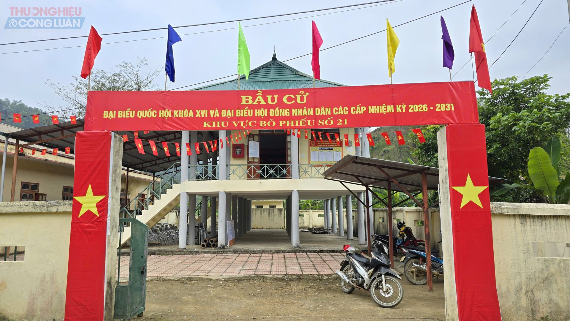 Không khí phấn khởi trong ngày hội bầu cử tại bản Lò Củ, xã Mường Chiên, tỉnh Sơn La. Không khí phấn khởi trong ngày hội bầu cử tại bản Lò Củ, xã Mường Chiên, tỉnh Sơn La.