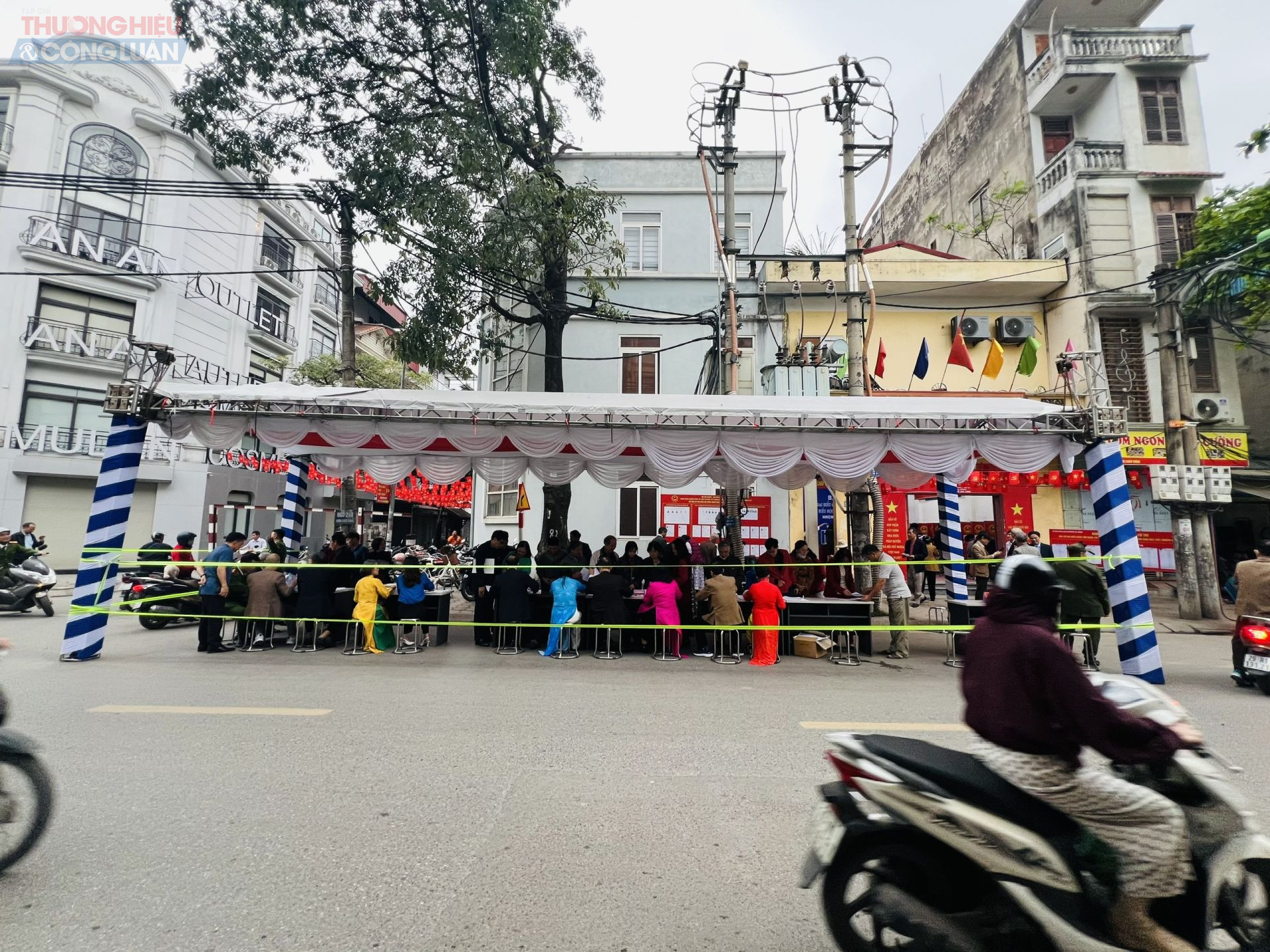 Bàn phát phiếu bầu cho các cử trí các tổ dân phố tại khu vực bầu cử. Bàn phát phiếu bầu cho các cử trí các tổ dân phố tại khu vực bầu cử.