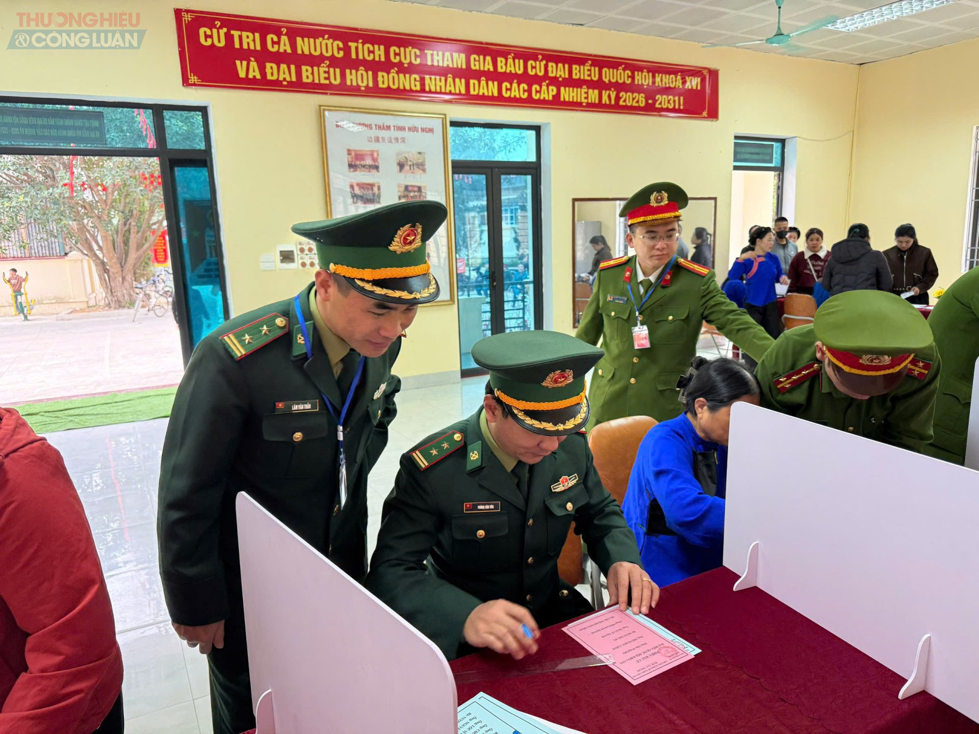 Cán bộ, chiến sĩ Đồn Biên phòng Chi Ma thực hiện quyền và nghĩa vụ công dân khi tham gia bỏ phiếu bầu cử. Cán bộ, chiến sĩ Đồn Biên phòng Chi Ma thực hiện quyền và nghĩa vụ công dân khi tham gia bỏ phiếu bầu cử.