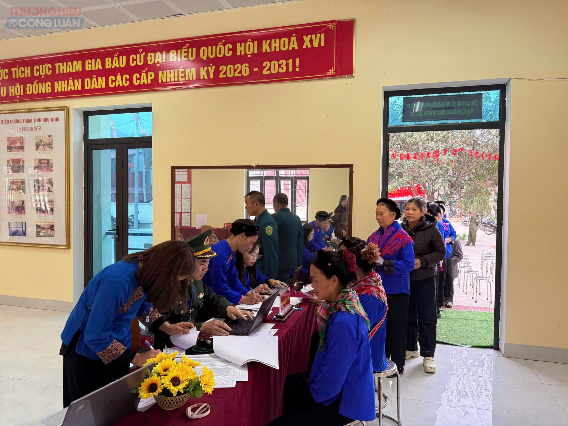 Tổ bầu cử tại Khu vực bỏ phiếu số 1, UBND xã Mẫu Sơn (tỉnh Lạng Sơn) chuẩn bị phiếu bầu phục vụ cử tri trong ngày bầu cử 15/3. Tổ bầu cử tại Khu vực bỏ phiếu số 1, UBND xã Mẫu Sơn (tỉnh Lạng Sơn) chuẩn bị phiếu bầu phục vụ cử tri trong ngày bầu cử 15/3.