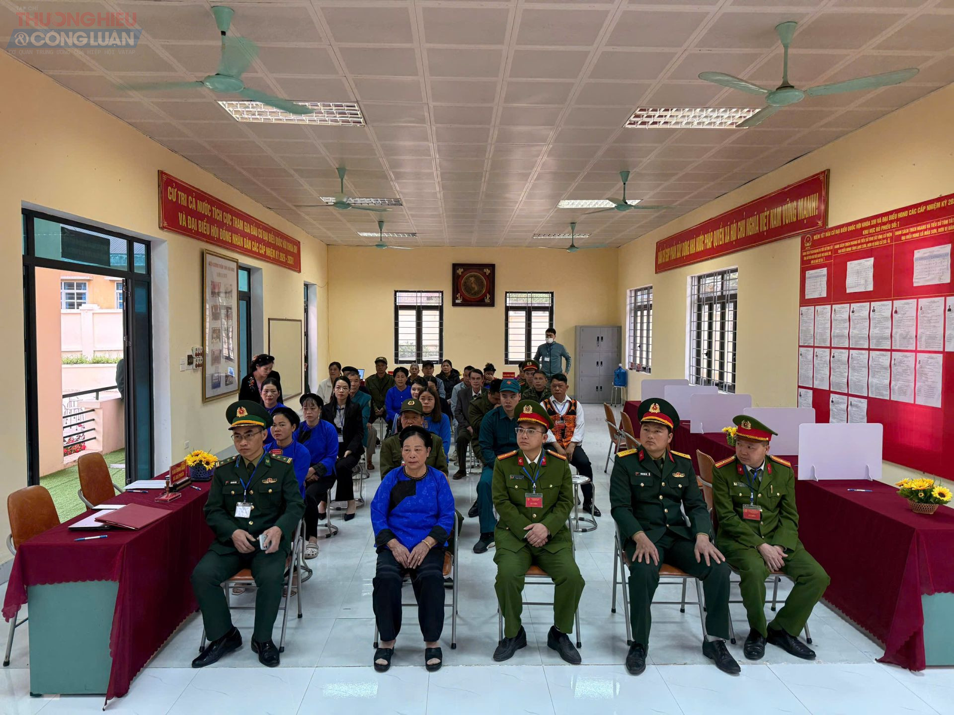 Cử tri là cán bộ, chiến sĩ và người dân địa phương tham dự phiên khai mạc bầu cử tại Khu vực bỏ phiếu số 1, UBND xã Mẫu Sơn. Cử tri là cán bộ, chiến sĩ và người dân địa phương tham dự phiên khai mạc bầu cử tại Khu vực bỏ phiếu số 1, UBND xã Mẫu Sơn.