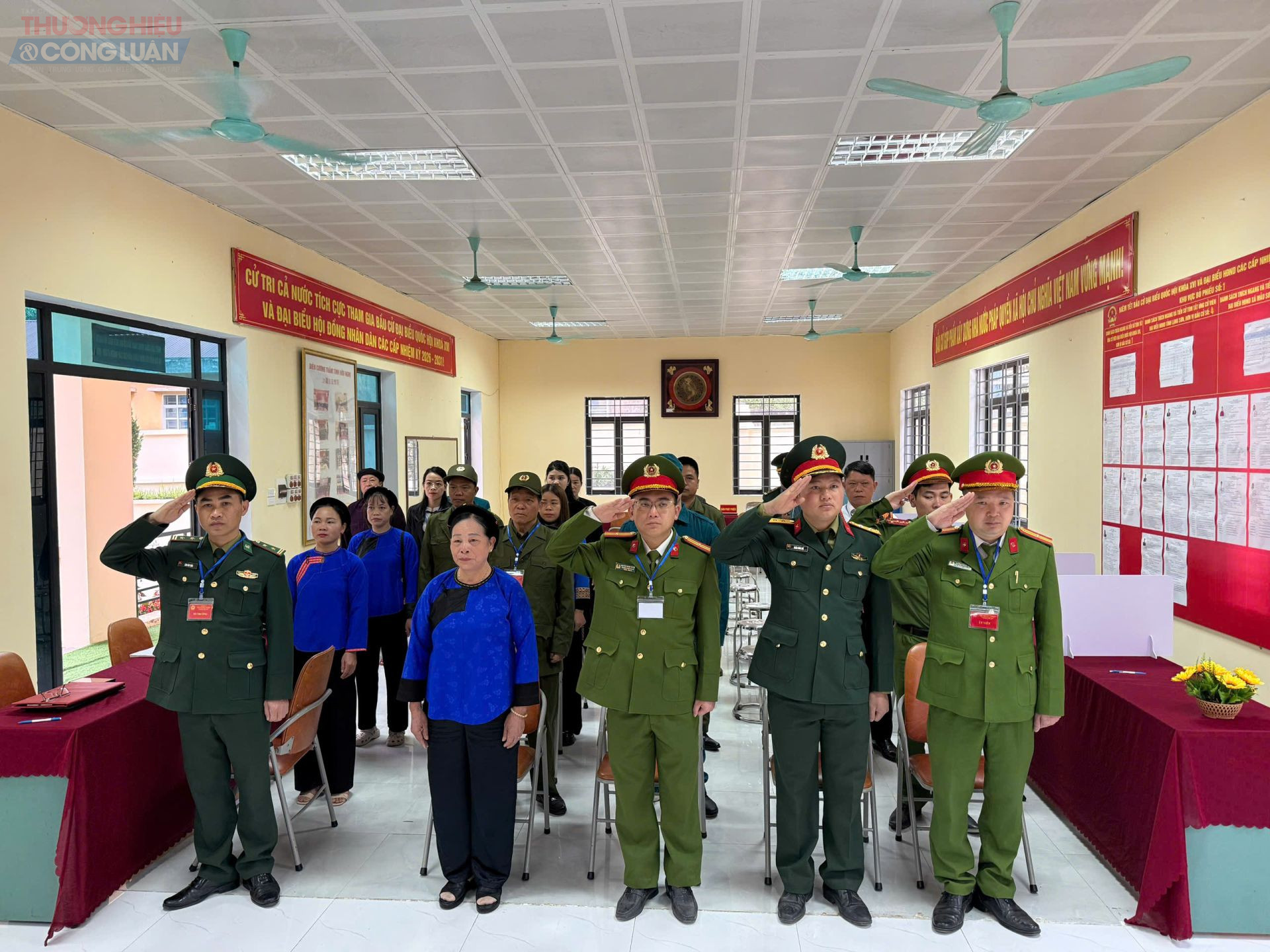 Cử tri tại xã Mẫu Sơn thực hiện nghi thức chào cờ trong phiên khai mạc ngày bầu cử. Cử tri tại xã Mẫu Sơn thực hiện nghi thức chào cờ trong phiên khai mạc ngày bầu cử.