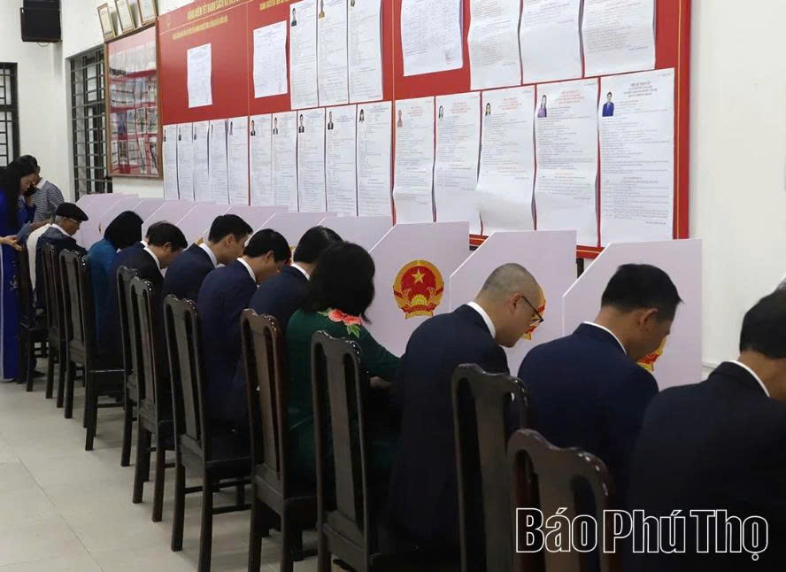 Tại khu vực bỏ phiếu, cử tri thực hiện quyền bầu cử đối với 3 cấp gồm: Đại biểu Quốc hội kh&oacute;a XVI, đại biểu HĐND tỉnh v&agrave; đại biểu HĐND phường Việt Tr&igrave; nhiệm kỳ 2026-2031.