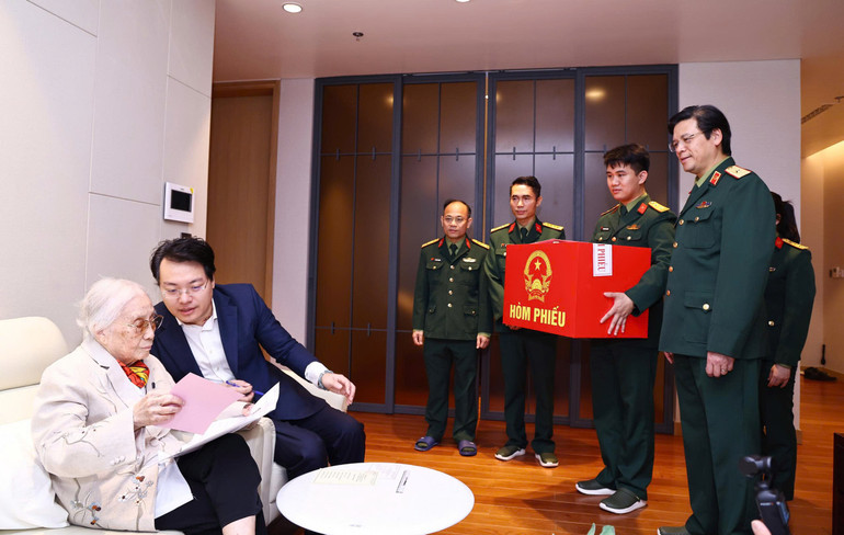 Nguyên Phó Chủ tịch nước Nguyễn Thị Bình tham gia bỏ phiếu tại Bệnh viện Trung ương Quân đội 108