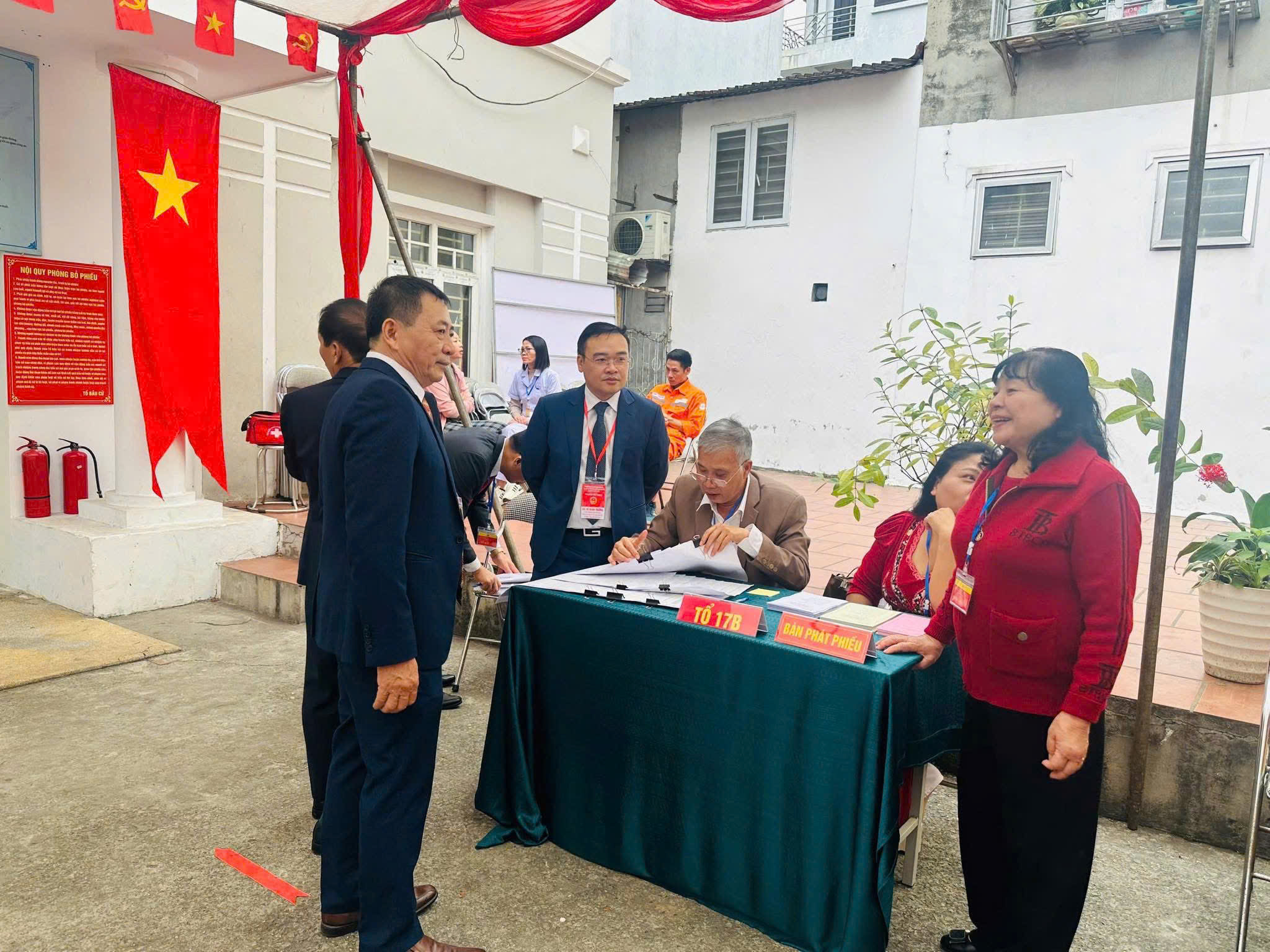 Cử tri phường Việt Hưng làm thủ tục nhận phiếu bầu tại khu vực bỏ phiếu số 17 Cử tri phường Việt Hưng làm thủ tục nhận phiếu bầu tại khu vực bỏ phiếu số 17