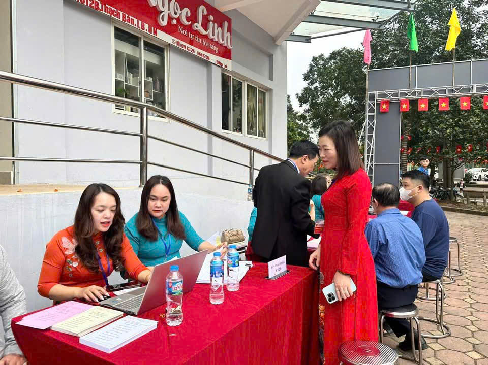 Các thành viên tổ bầu cử hướng dẫn, kiểm tra danh sách cử tri và phát phiếu bầu cho người dân tại khu vực bỏ phiếu trên địa bàn phường Long Biên. Các thành viên tổ bầu cử hướng dẫn, kiểm tra danh sách cử tri và phát phiếu bầu cho người dân tại khu vực bỏ phiếu trên địa bàn phường Long Biên.