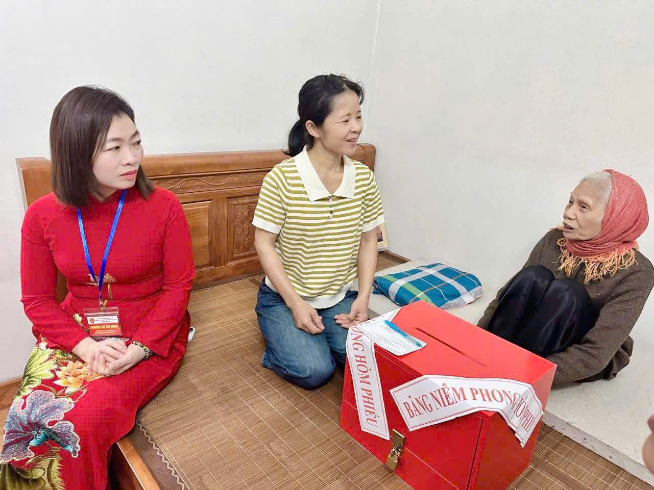 Tổ bầu cử mang hòm phiếu phụ đến hỗ trợ cử tri cao tuổi thực hiện quyền bầu cử tại nơi cư trú. Tổ bầu cử mang hòm phiếu phụ đến hỗ trợ cử tri cao tuổi thực hiện quyền bầu cử tại nơi cư trú.