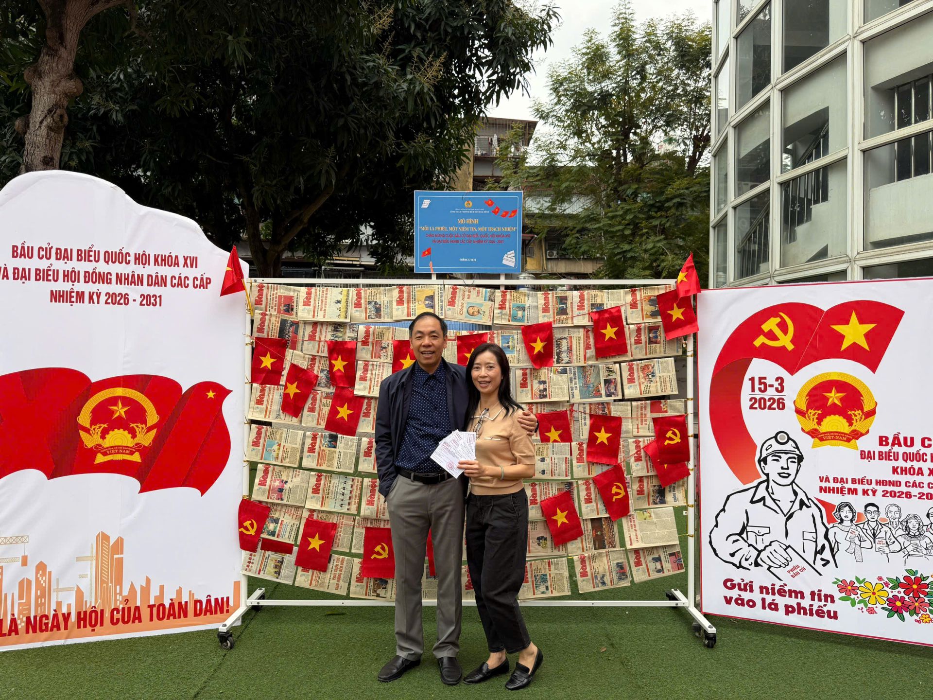 Anh Phạm Tất Thắng (sinh năm 1975, Tổ 15 phường Nghĩa Đô) cùng vợ chụp ảnh lưu niệm sau khi hoàn thành việc bỏ phiếu trong Ngày bầu cử 15/3/2026. Anh Phạm Tất Thắng (sinh năm 1975, Tổ 15 phường Nghĩa Đô) cùng vợ chụp ảnh lưu niệm sau khi hoàn thành việc bỏ phiếu trong Ngày bầu cử 15/3/2026.