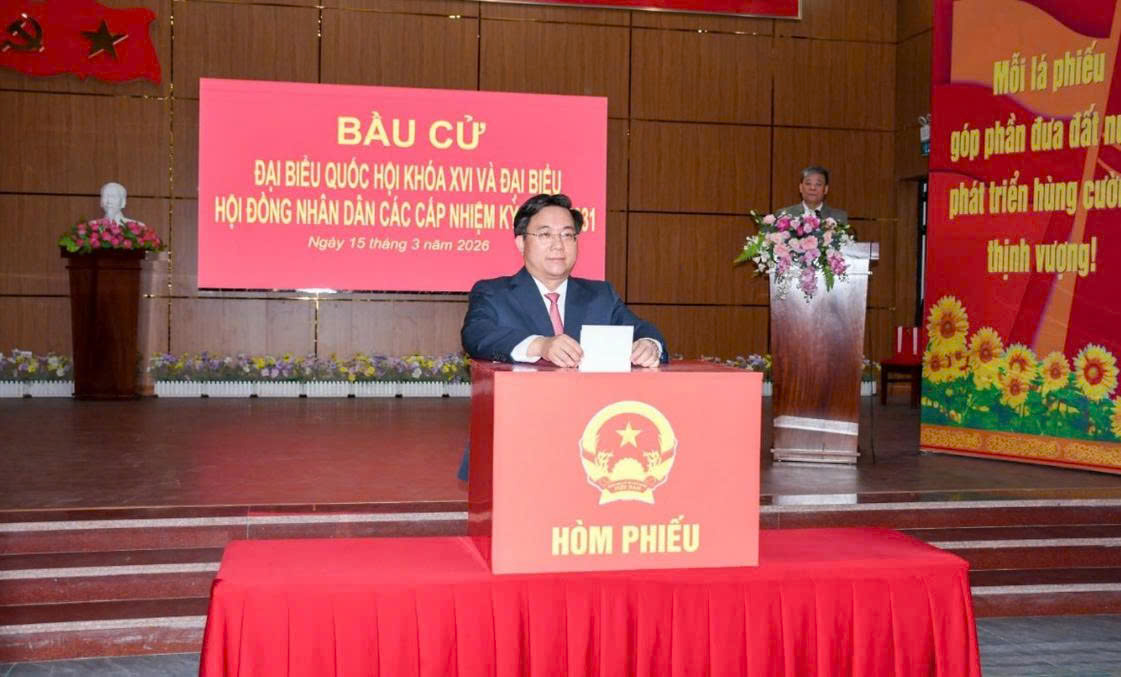 Chủ tịch UBND tỉnh Phú Thọ Trần Duy Đông bỏ phiếu bầu tại phường Vĩnh Phúc. Chủ tịch UBND tỉnh Phú Thọ Trần Duy Đông bỏ phiếu bầu tại phường Vĩnh Phúc.