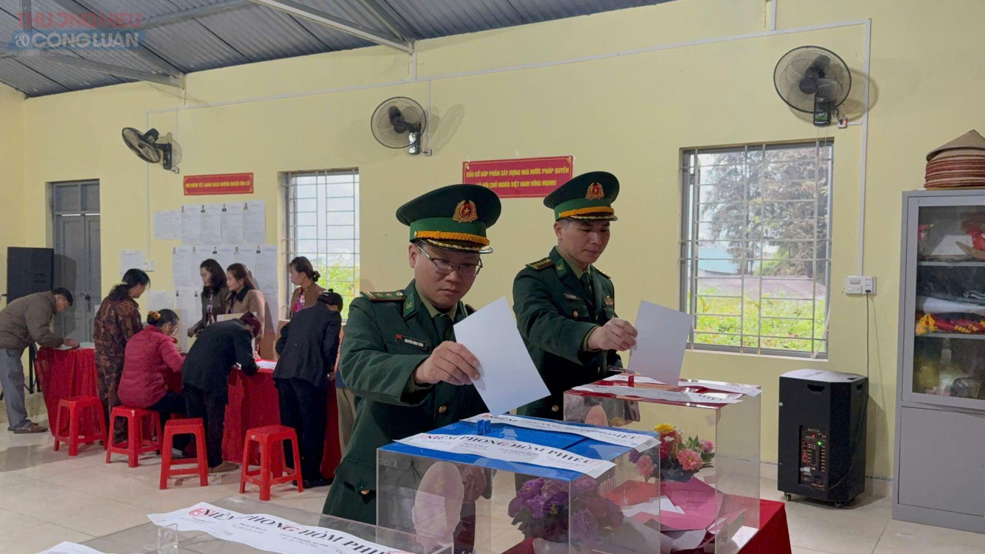 Cán bộ, chiến sĩ biên phòng thực hiện quyền và nghĩa vụ công dân, bỏ phiếu bầu đại biểu Quốc hội và đại biểu HĐND các cấp tại khu vực bỏ phiếu số 5. Cán bộ, chiến sĩ biên phòng thực hiện quyền và nghĩa vụ công dân, bỏ phiếu bầu đại biểu Quốc hội và đại biểu HĐND các cấp tại khu vực bỏ phiếu số 5.