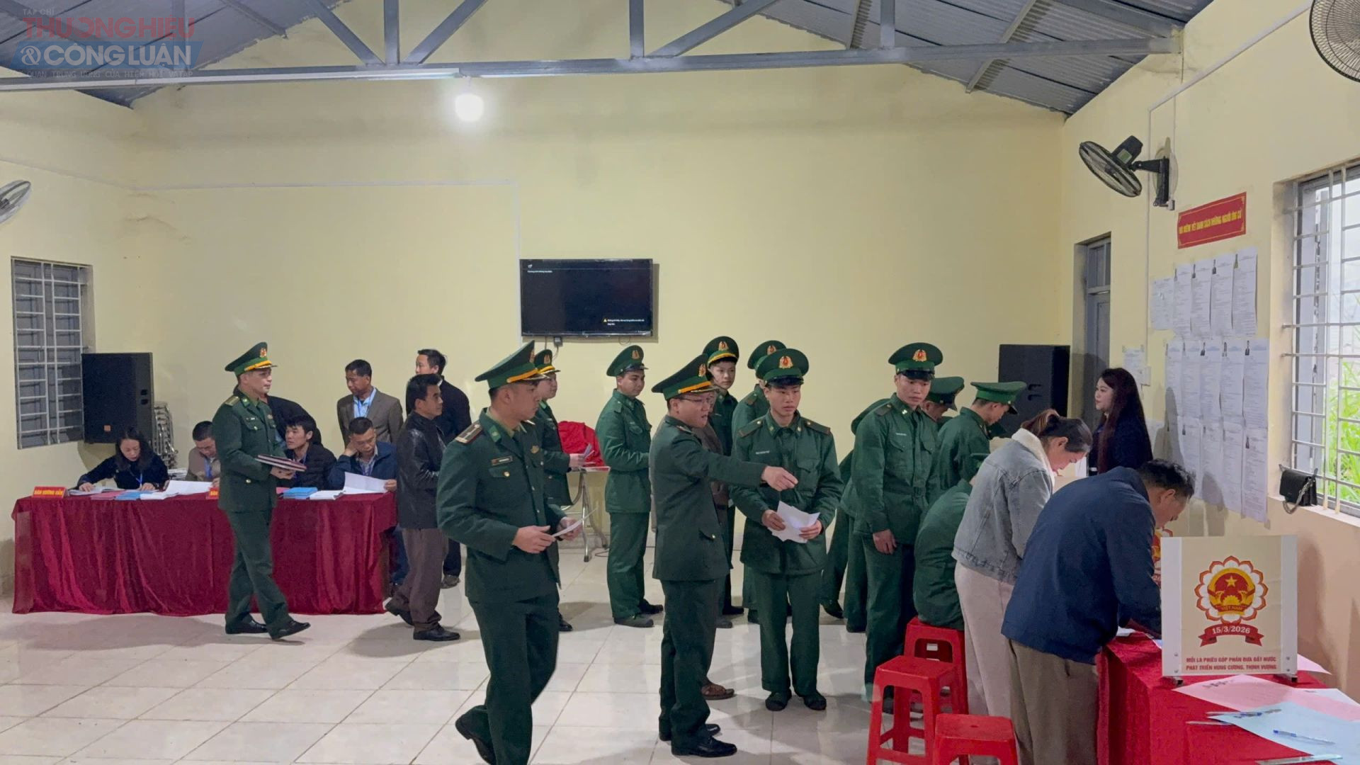 Không khí bỏ phiếu diễn ra nghiêm túc, trật tự tại khu vực bỏ phiếu số 5 với sự tham gia của cán bộ, chiến sĩ Đồn Biên phòng Cửa khẩu quốc tế Trà Lĩnh và cử tri địa phương. Không khí bỏ phiếu diễn ra nghiêm túc, trật tự tại khu vực bỏ phiếu số 5 với sự tham gia của cán bộ, chiến sĩ Đồn Biên phòng Cửa khẩu quốc tế Trà Lĩnh và cử tri địa phương.