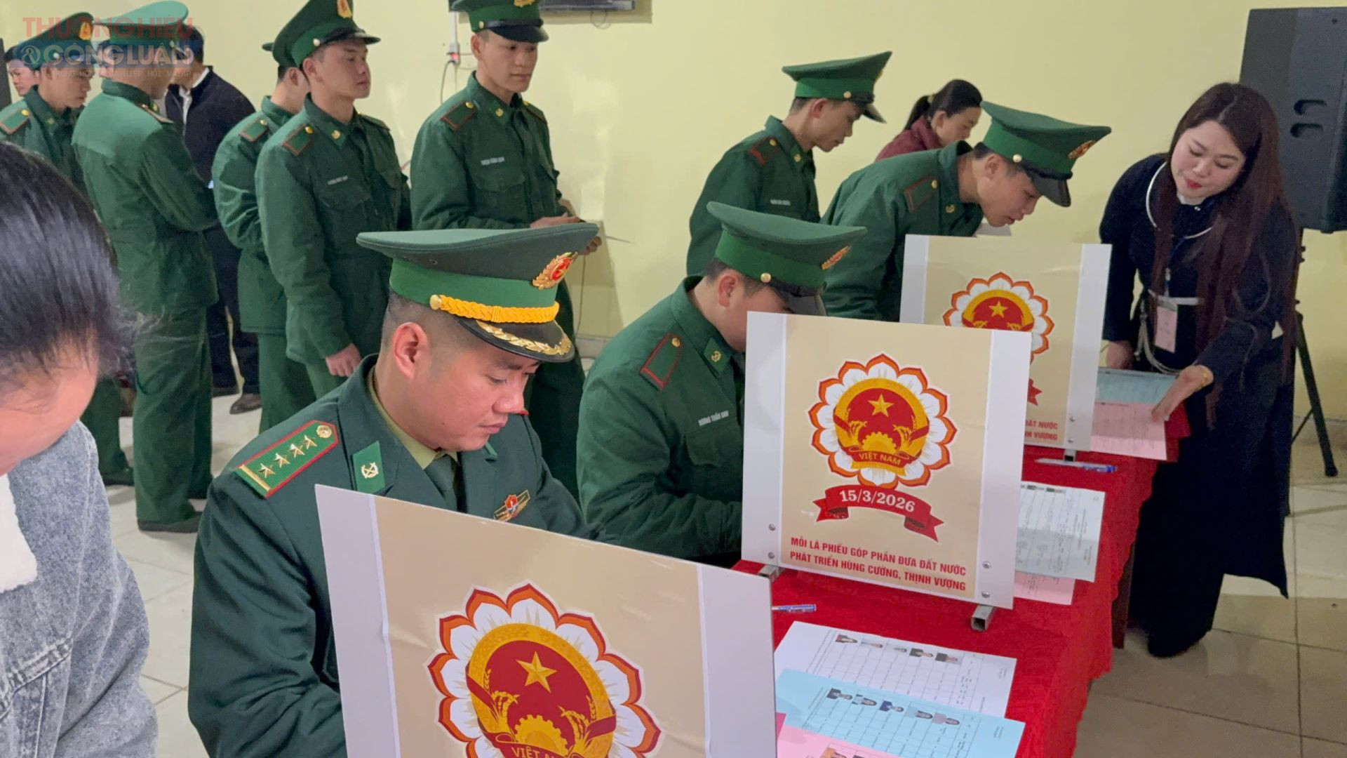 Các cử tri là cán bộ, chiến sĩ biên phòng nghiên cứu danh sách ứng cử viên trước khi thực hiện bỏ phiếu tại điểm bầu cử. Các cử tri là cán bộ, chiến sĩ biên phòng nghiên cứu danh sách ứng cử viên trước khi thực hiện bỏ phiếu tại điểm bầu cử.