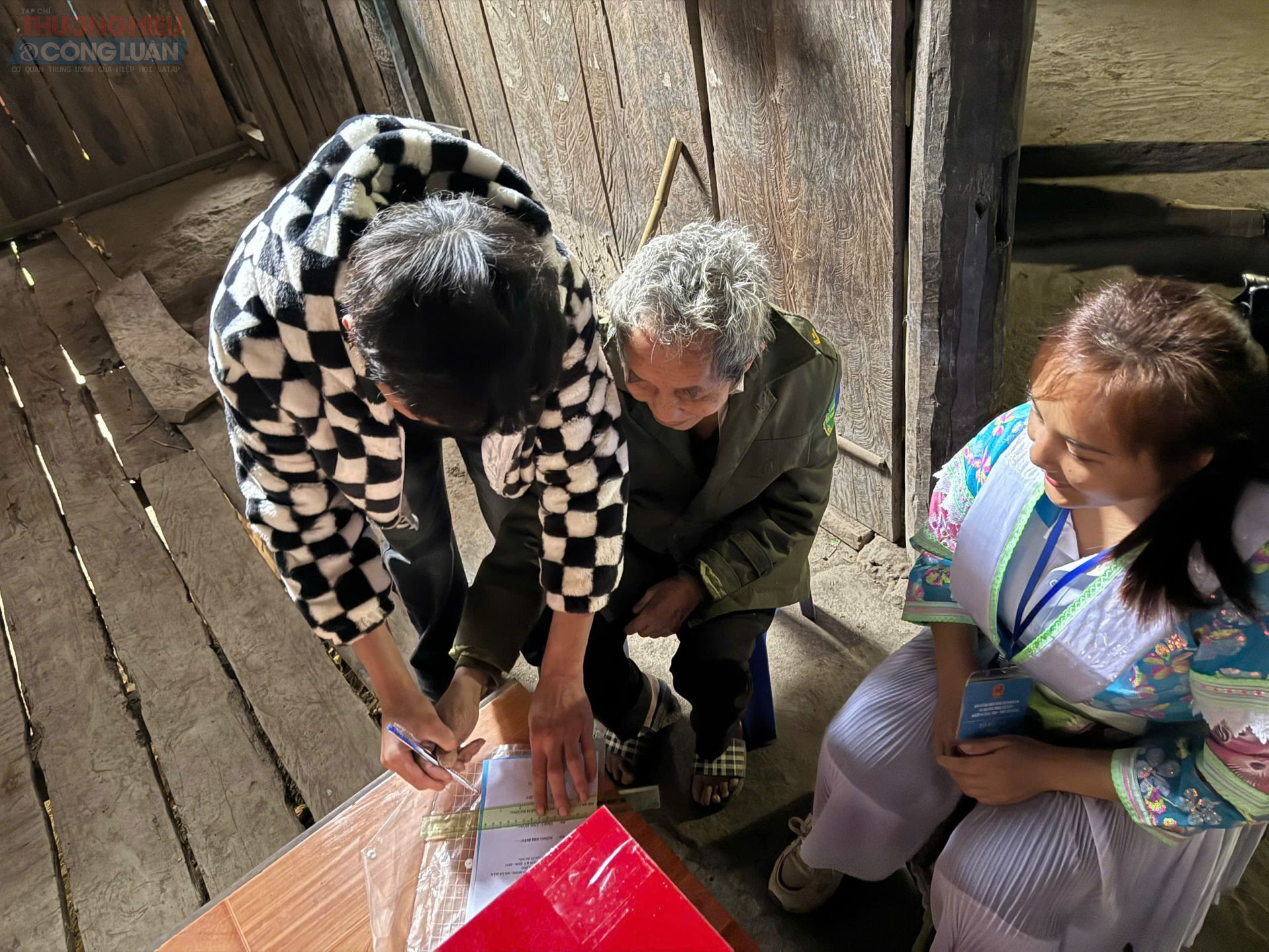 Cử tri Sầm Văn Vừ được hướng dẫn thực hiện các thủ tục trước khi bỏ phiếu tại nhà với sự hỗ trợ của tổ bầu cử và cán bộ biên phòng. Cử tri Sầm Văn Vừ được hướng dẫn thực hiện các thủ tục trước khi bỏ phiếu tại nhà với sự hỗ trợ của tổ bầu cử và cán bộ biên phòng.