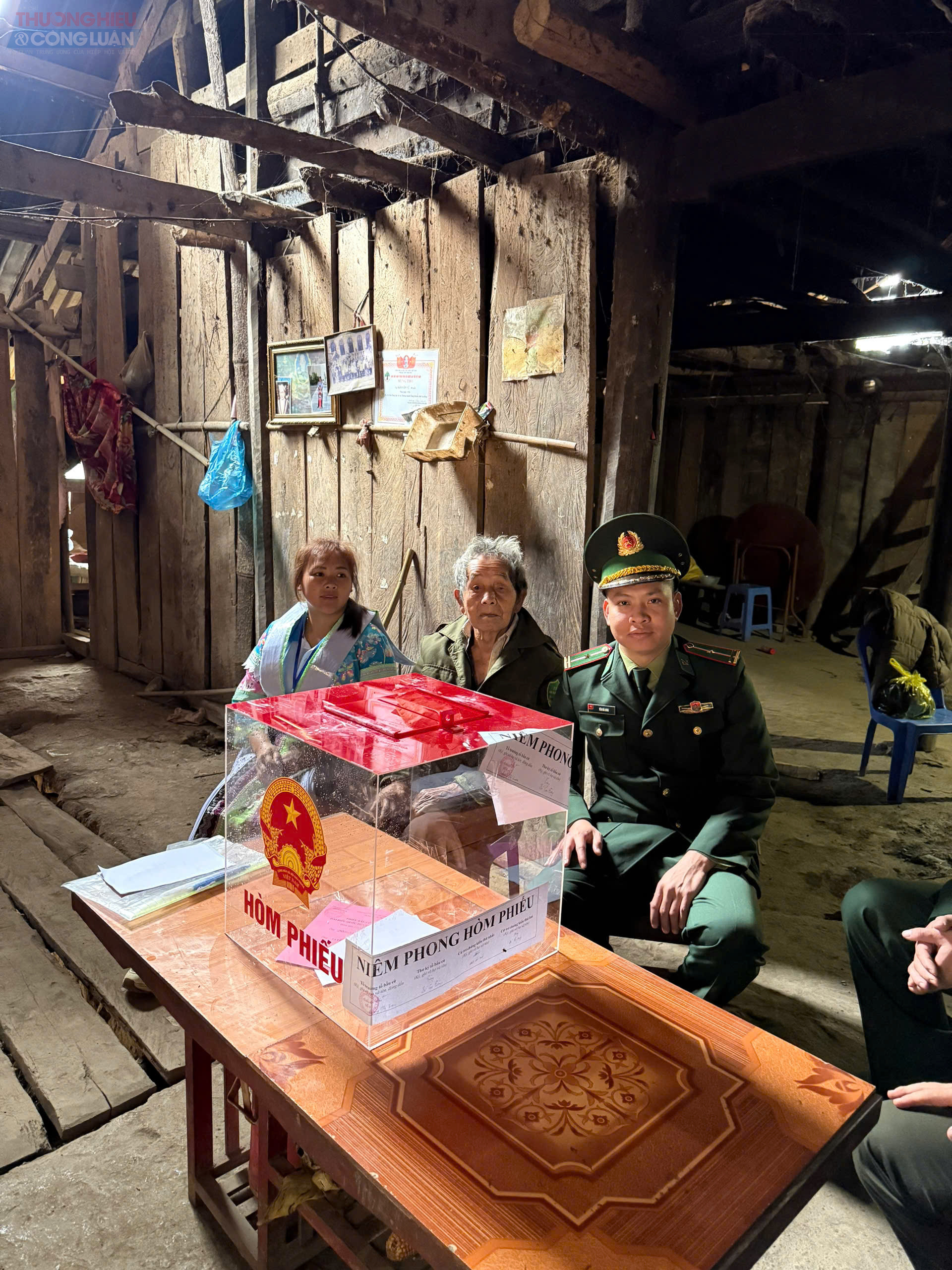 Tổ bầu cử và cán bộ biên phòng tổ chức bỏ phiếu lưu động tại nhà cử tri Sầm Văn Vừ ở xóm Thang Sập, xã Trà Lĩnh. Tổ bầu cử và cán bộ biên phòng tổ chức bỏ phiếu lưu động tại nhà cử tri Sầm Văn Vừ ở xóm Thang Sập, xã Trà Lĩnh.