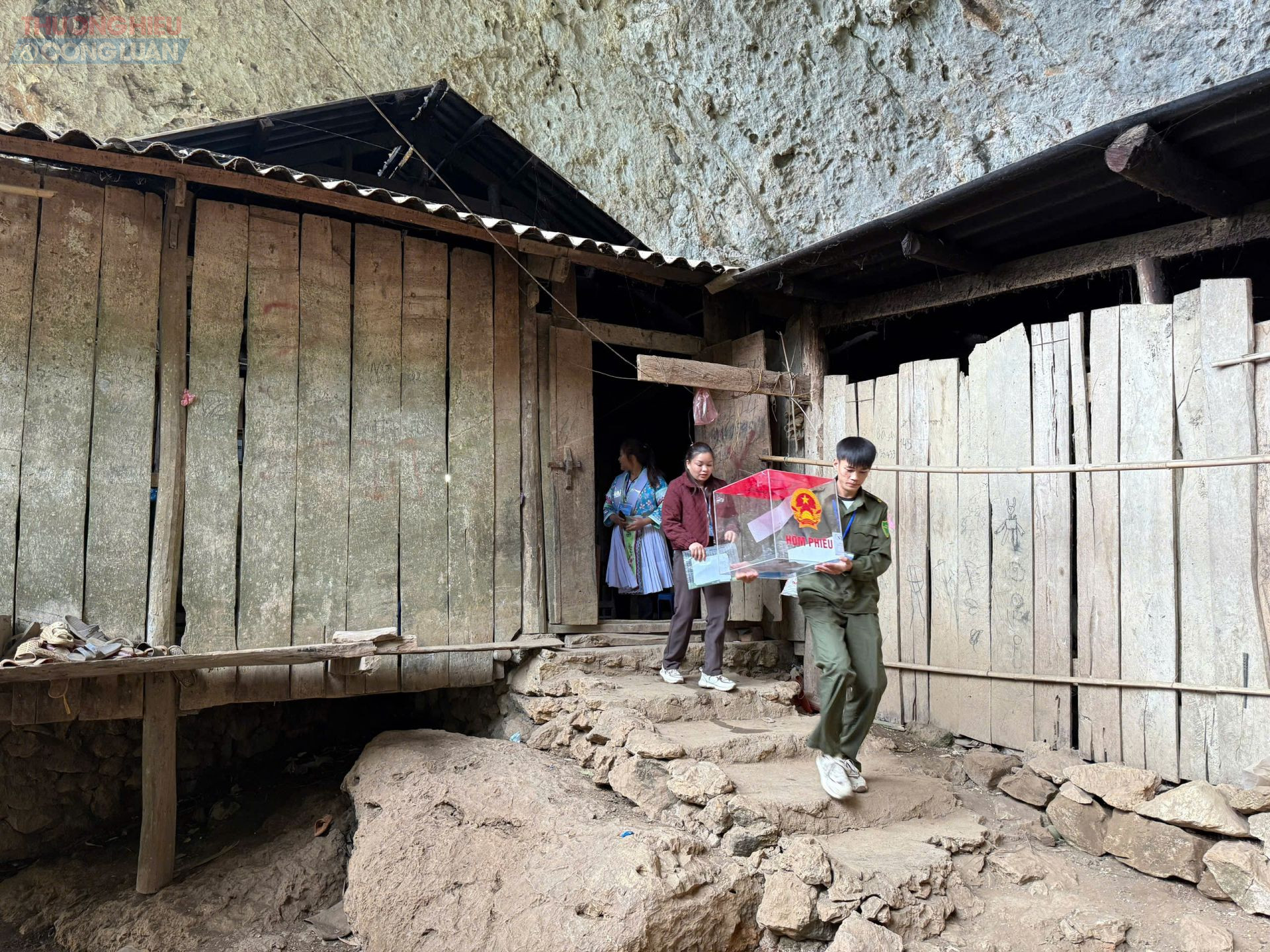 Tổ bầu cử mang hòm phiếu phụ vượt đường đồi núi đến nhà cử tri Sầm Văn Vừ, xóm Thang Sập, xã Trà Lĩnh để bảo đảm quyền bầu cử của cử tri. Tổ bầu cử mang hòm phiếu phụ vượt đường đồi núi đến nhà cử tri Sầm Văn Vừ, xóm Thang Sập, xã Trà Lĩnh để bảo đảm quyền bầu cử của cử tri.