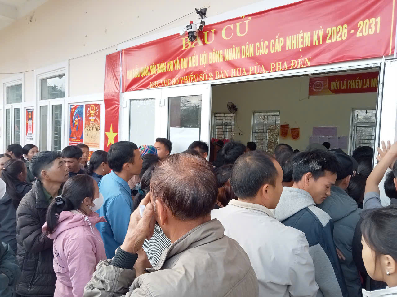 Cử tri xã miền núi Pù Nhi nô nức đi bầu cử Cử tri xã miền núi Pù Nhi nô nức đi bầu cử