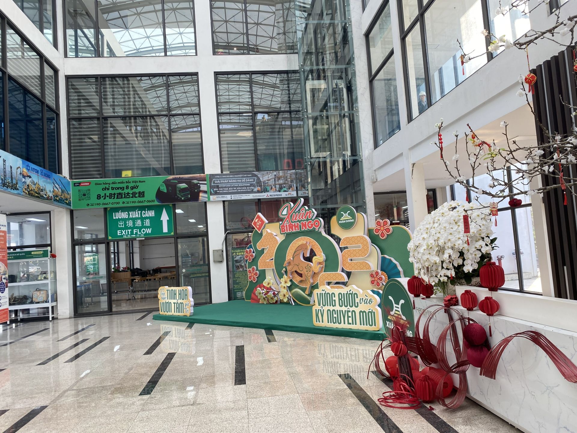 Khu vực sảnh tầng 1 bến xe Xuân Cương Khu vực sảnh tầng 1 bến xe Xuân Cương