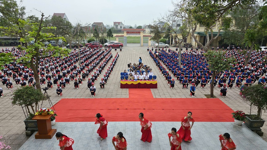 Hơn 1.000 gi&aacute;o vi&ecirc;n, học sinh Trường THCS Đan Trường Hội tham dự chương tr&igrave;nh tuy&ecirc;n truyền.