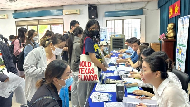 H&agrave;ng ngh&igrave;n người lao động tới ng&agrave;y hội việc l&agrave;m tại TPHCM để t&igrave;m việc