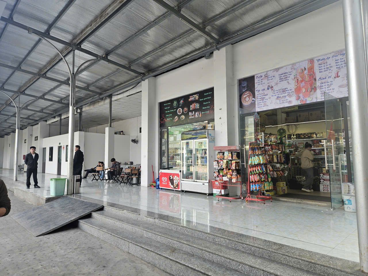 Bên ngoài quầy tạp hóa Bên ngoài quầy tạp hóa