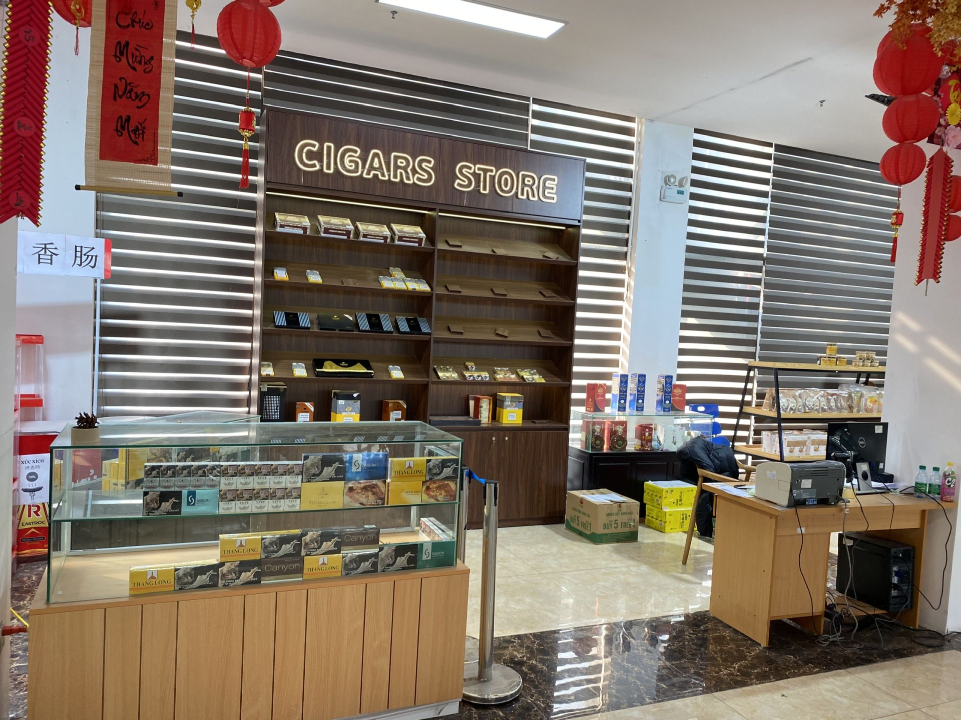 Một quầy hàng có tên Cigars Store bầy bán nhiều sản phẩm bia, nước giải khát, thuốc lá, xì gà Một quầy hàng có tên Cigars Store bầy bán nhiều sản phẩm bia, nước giải khát, thuốc lá, xì gà