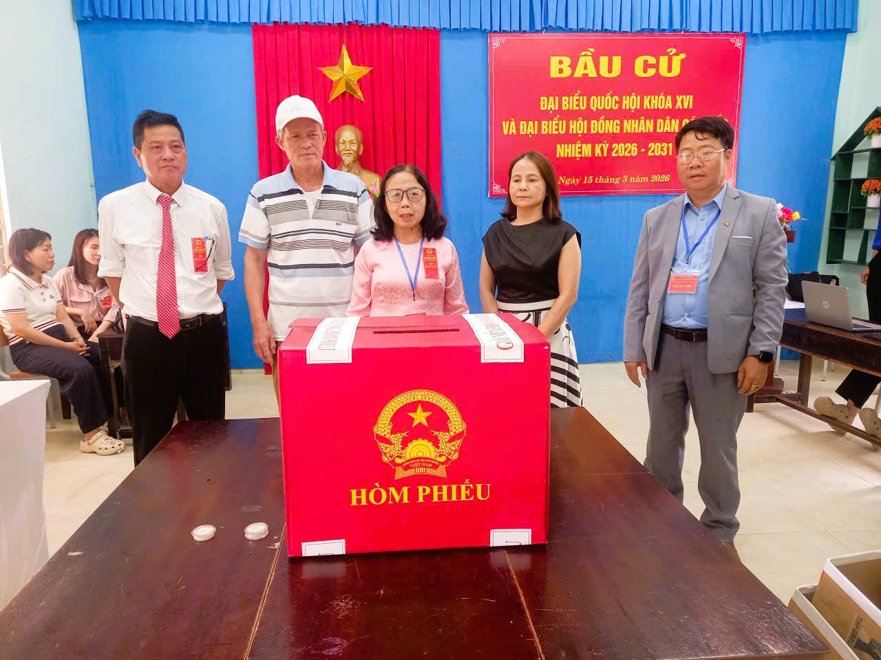 Cử tri chứng kiến th&ugrave;ng phiếu c&ograve;n ni&ecirc;m phong khi cuộc bầu cử kết th&uacute;c