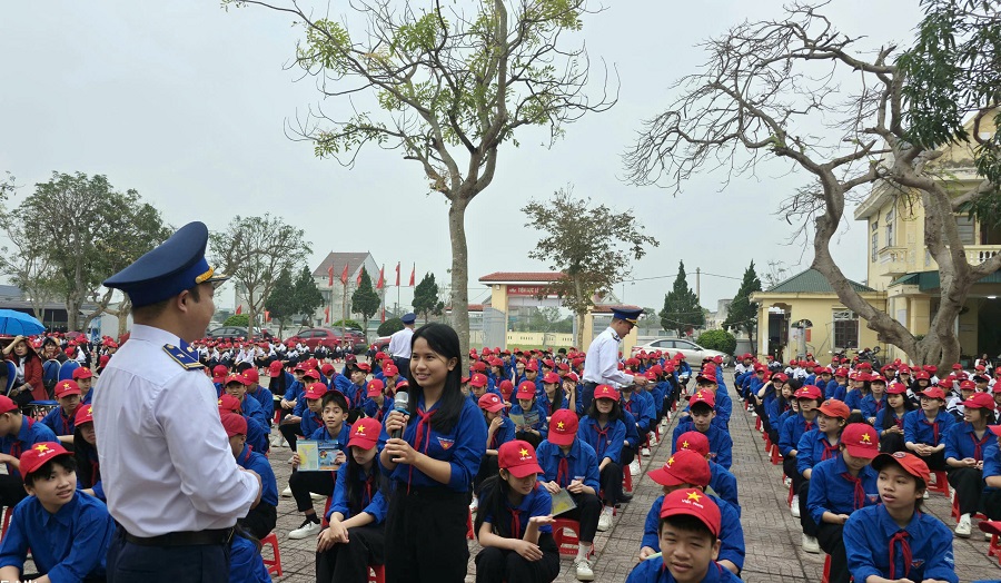 Giao lưu, tương t&aacute;c trực tiếp với c&aacute;c em học sinh.