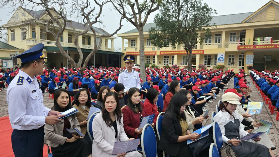 Cấp ph&aacute;t tờ rơi, sổ tay ph&aacute;p luật cho gi&aacute;o vi&ecirc;n v&agrave; học sinh nh&agrave; trường.