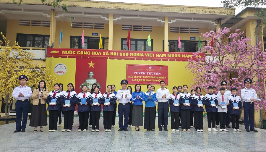Trao tặng s&aacute;ch, b&aacute;o, tạp ch&iacute; về biển đảo, ph&aacute;p luật v&agrave; truyền thống Qu&acirc;n đội nh&acirc;n d&acirc;n Việt Nam cho c&aacute;c em học sinh.