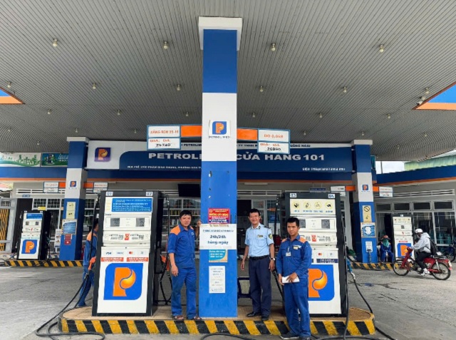 Quảng Ngãi dán số điện thoại “đường dây nóng” tại các cửa hàng xăng dầu