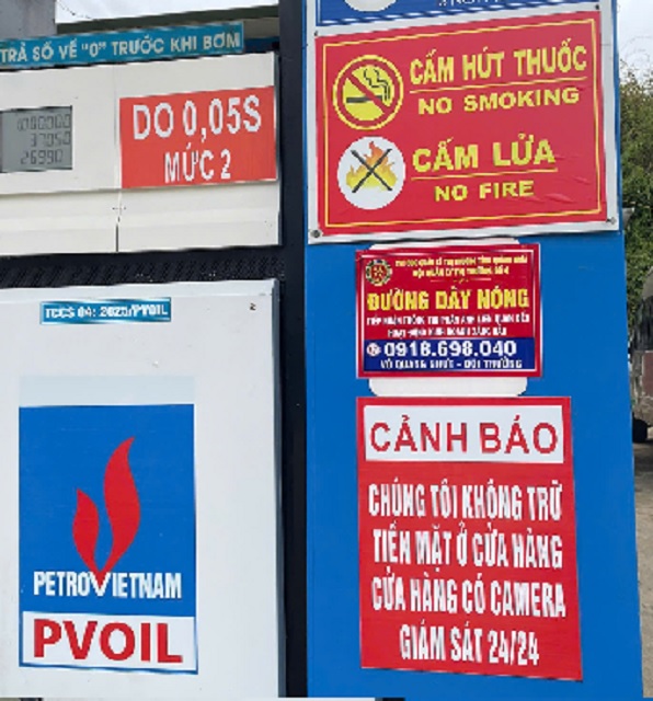 Cận cảnh một bảng th&ocirc;ng b&aacute;o &ldquo;số điện thoại đường d&acirc;y n&oacute;ng&rdquo;. Ảnh: Ngọc Tr&acirc;m