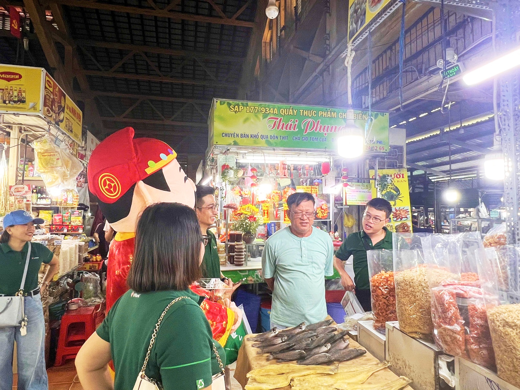 Hộ kinh doanh tại chợ Tân Định (TP.HCM) tiếp cận các thông tin về quy định mới và ưu đãi từ VPBank CommCredit Hộ kinh doanh tại chợ Tân Định (TP.HCM) tiếp cận các thông tin về quy định mới và ưu đãi từ VPBank CommCredit