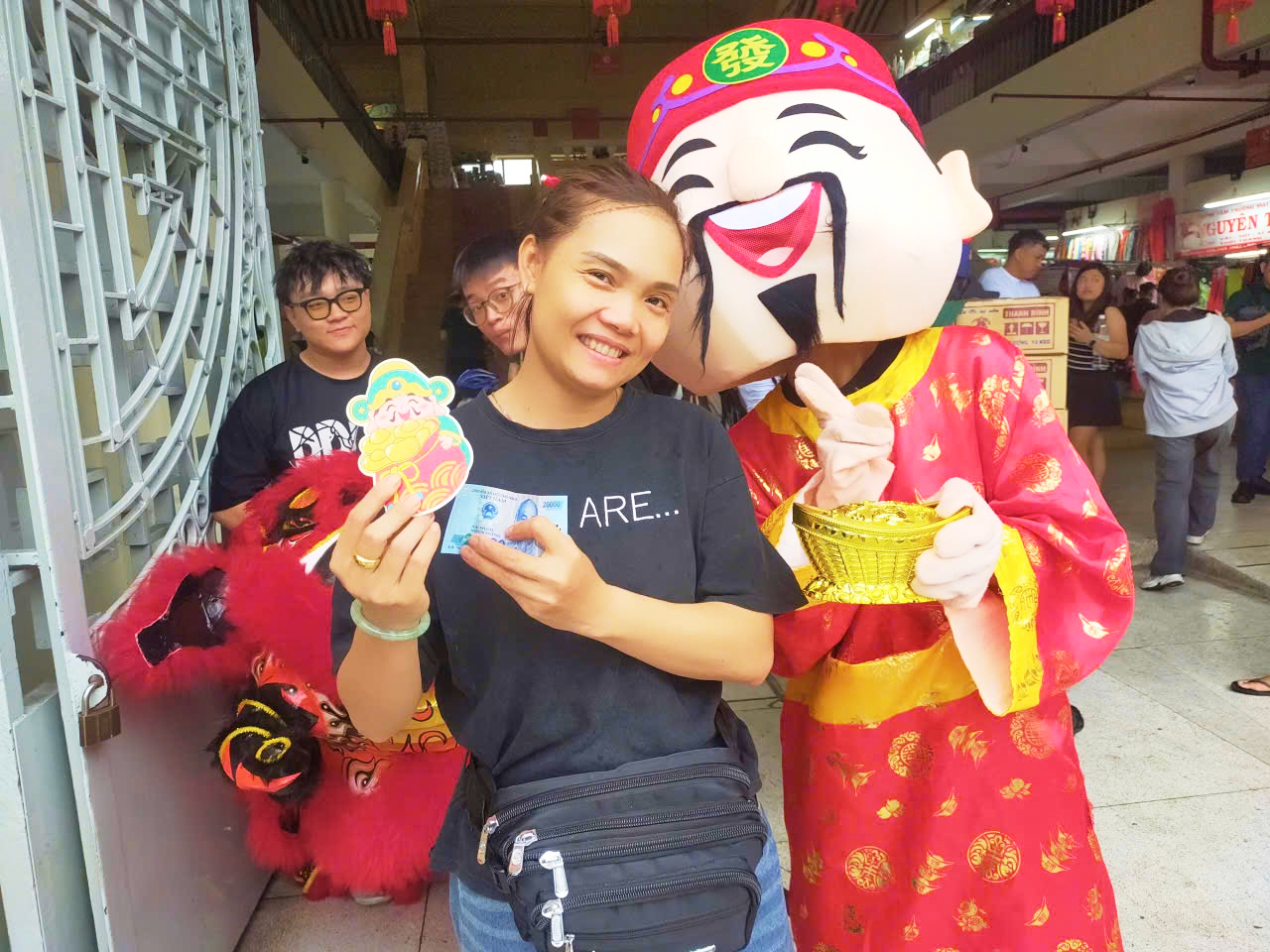 Khách hàng nhận quà may mắn của VPBank CommCredit tại chợ Bình Tây (TP.HCM) Khách hàng nhận quà may mắn của VPBank CommCredit tại chợ Bình Tây (TP.HCM)