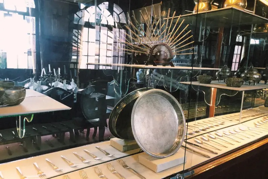 Bộ đồ ăn của hoàng tộc vẫn còn được giữ nguyên vẹn Bộ đồ ăn của hoàng tộc vẫn còn được giữ nguyên vẹn