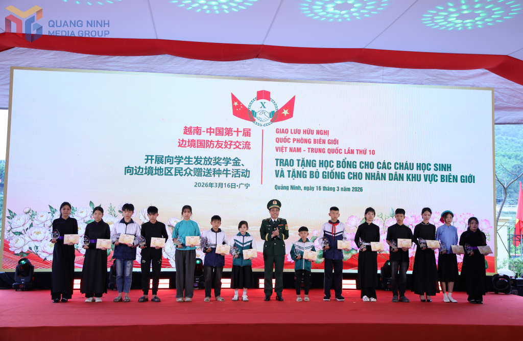 Bộ Tư lệnh BĐBP trao 100 suất học bổng “Nâng bước em tới trường” cho các em học sinh tại xã Hoành Mô, Lục Hồn và Bình Liêu Bộ Tư lệnh BĐBP trao 100 suất học bổng “Nâng bước em tới trường” cho các em học sinh tại xã Hoành Mô, Lục Hồn và Bình Liêu