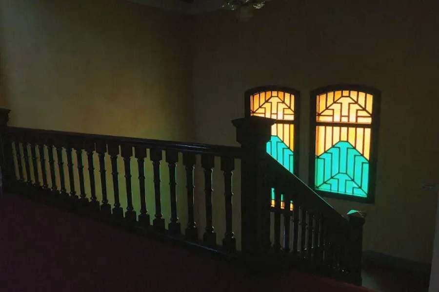 Cầu thang chính dẫn lên tầng hai Cầu thang chính dẫn lên tầng hai