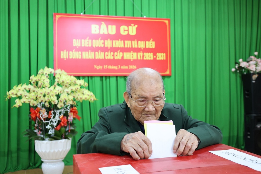 Cụ Ngô Viết Ngưu (103 tuổi) đi bỏ phiếu tại khu vực bỏ phiếu số 13, tổ dân phố Đăng Lèn, phường Lang Biang - Đà Lạt Cụ Ngô Viết Ngưu (103 tuổi) đi bỏ phiếu tại khu vực bỏ phiếu số 13, tổ dân phố Đăng Lèn, phường Lang Biang - Đà Lạt