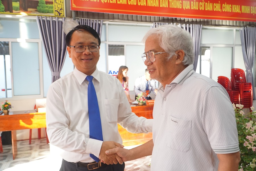 Đồng chí Đặng Hồng Sỹ, Phó Bí thư Thường trực Tỉnh ủy trò chuyện cùng cử tri khi bầu cử tại khu phố 1, phường Hàm Thắng, Lâm Đồng Đồng chí Đặng Hồng Sỹ, Phó Bí thư Thường trực Tỉnh ủy trò chuyện cùng cử tri khi bầu cử tại khu phố 1, phường Hàm Thắng, Lâm Đồng