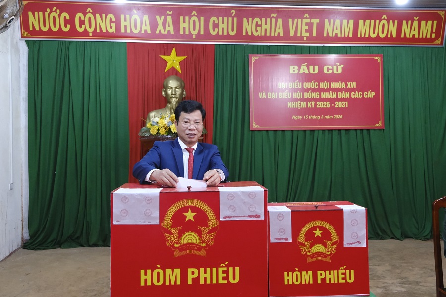 Đồng chí Lưu Văn Trung, Phó Bí thư Tỉnh ủy, Chủ tịch HĐND tỉnh, Chủ tịch Ủy ban Bầu cử tỉnh thực hiện bỏ phiếu tại điểm bỏ phiếu số 11, hội trường TDP 5 Nghĩa Phú, phường Nam Gia Nghĩa, tỉnh Lâm Đồng Đồng chí Lưu Văn Trung, Phó Bí thư Tỉnh ủy, Chủ tịch HĐND tỉnh, Chủ tịch Ủy ban Bầu cử tỉnh thực hiện bỏ phiếu tại điểm bỏ phiếu số 11, hội trường TDP 5 Nghĩa Phú, phường Nam Gia Nghĩa, tỉnh Lâm Đồng