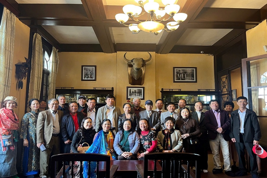 Du khách tham quan tại Cung Nam Phương Hoàng hậu Du khách tham quan tại Cung Nam Phương Hoàng hậu