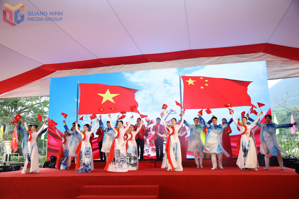 Các tiết mục văn nghệ đặc sắc đậm đà bản sắc, thắm tình hữu nghị được hai bên thể hiện tại chương trình sơ kết Các tiết mục văn nghệ đặc sắc đậm đà bản sắc, thắm tình hữu nghị được hai bên thể hiện tại chương trình sơ kết